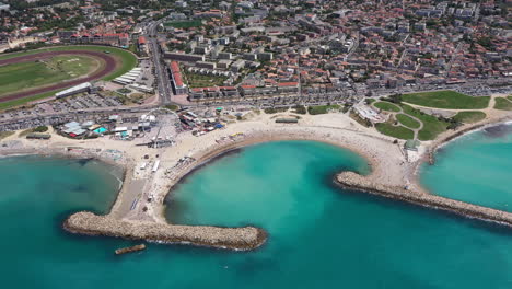 Langweiliger-Strand,-Marseille,-Frankreich,-Luftdrohnenaufnahme,-Sonniger-Tag,-Sommer,-Mittelmeer